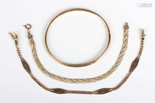 A 9ct three colour gold bracelet in a plaited link design, l...