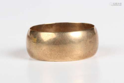 A 9ct gold wide band wedding ring, London 1967, weight 9.1g,...