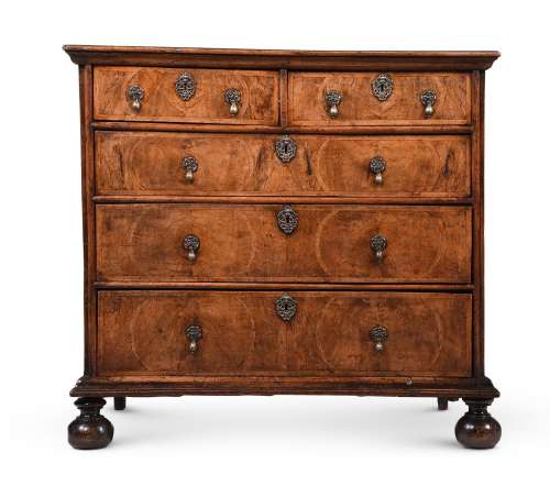 A WILLIAM & MARY WALNUT AND FEATHER BANDED CHEST OF DRAW...