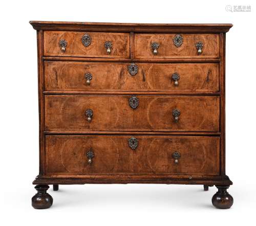 A WILLIAM & MARY WALNUT AND FEATHER BANDED CHEST OF DRAW...
