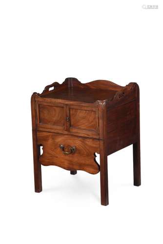 A GEORGE III MAHOGANY BEDSIDE COMMODE, IN THE MANNER OF THOM...