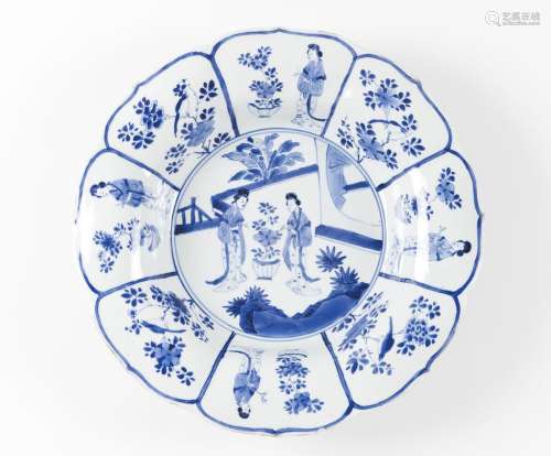 A blue and white lobed 'figural' dish