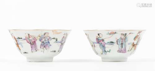 A pair of Famille Rose faceted cups