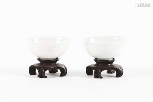 A pair of Bland-de-Chine wine cups