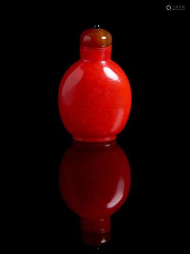 A red mottled glass snuff bottle and cover