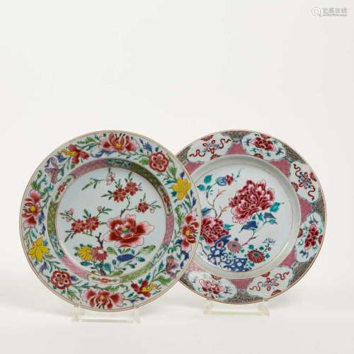 CHINE<br />
Deux assiettes en porcelaine à décor aux émaux d...