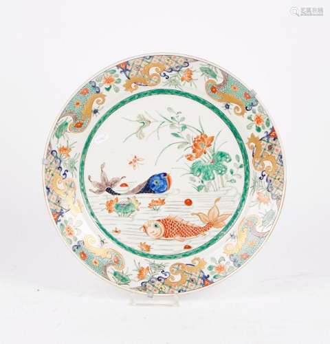 CHINE XIXème siècle<br />
PLAT en porcelaine à décor en émau...