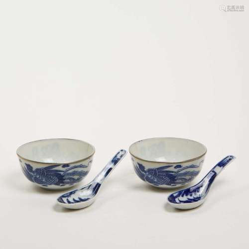 Paire de coupes en porcelaine blanche de Hué à décor bleu so...