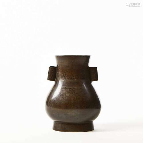 Vase en bronze de patine brune, de forme Hu, à décor archaïs...