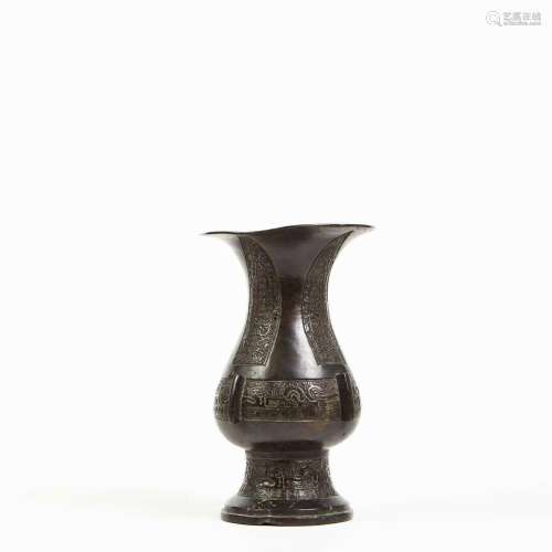 CHINE <br />
Vase en bronze de patine brune à haut pied évas...