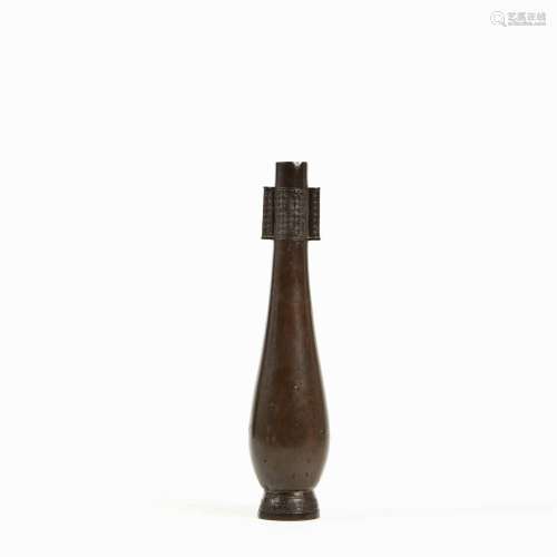 CHINE<br />
Vase effilé en bronze de patine brune, le col so...