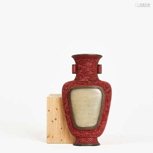 CHINE<br />
Vase d'applique en laque de cinabre sculpté de d...