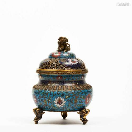 CHINE<br />
Brûle-parfum tripode couvert, en bronze doré et ...