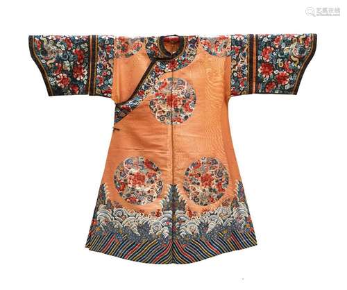 CHINE<br />
Robe en gaze de soie orange brodée aux fils poly...