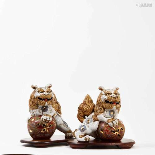 JAPON<br />
Paire de chien de Pho en porcelaine polychrome d...