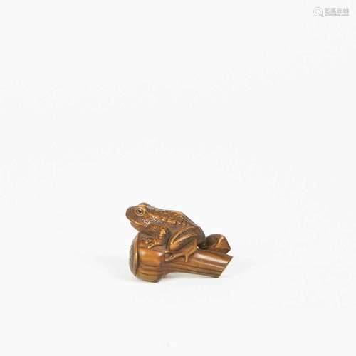 JAPON, XIXe siècle <br />
Netsuke en bois représentant un cr...