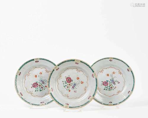 CHINE<br />
Suite de 3 assiettes en porcelaine polychrome à ...