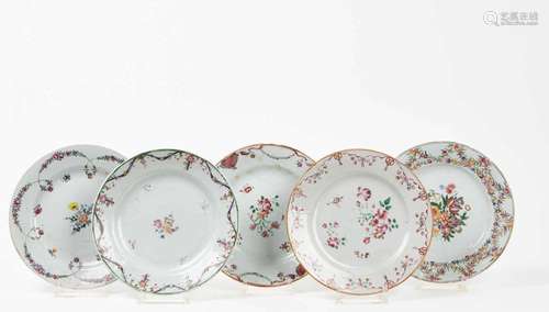 CHINE<br />
5 assiettes en porcelaine à divers décors polych...