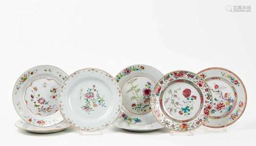 CHINE<br />
7 assiettes en porcelaine à décor polychrome de ...