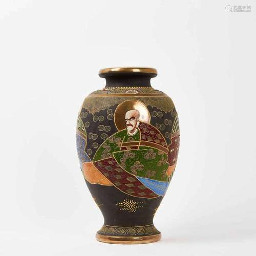 JAPON.<br />
VASE en faïence de Satsuma de forme balustre à ...