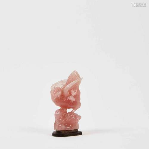 CHINE<br />
Oiseau menaçant<br />
Sujet en quartz rose sur u...