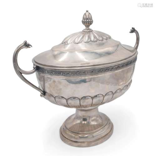 Grande zuppiera in argento, primo quarto del XIX secolo