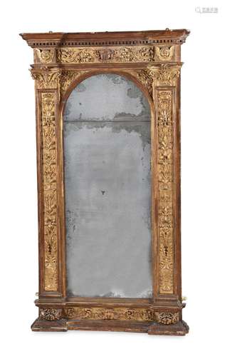 AN ITALIAN CARVED GILTWOOD MIRROR, OF TABERNACLE TYPE, 17TH/...