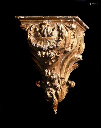 AN EARLY GEORGE III CARVED GILTWOOD WALL BRACKET, CIRCA 1760