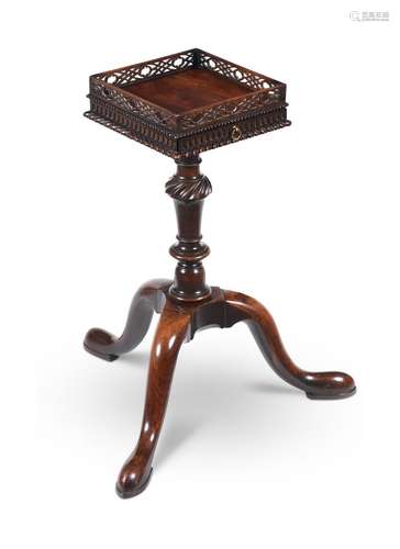 A GEORGE III MAHOGANY URN STAND, CIRCA 1765