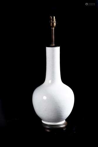 A CHINESE WHITE CRACKLE GLAZE VASE LAMP, 18TH OR 19TH CENTUR...