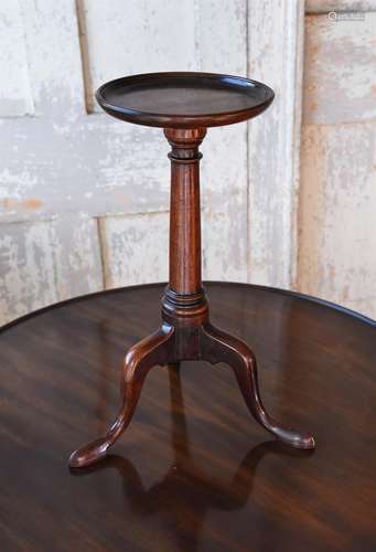 A GEORGE II MAHOGANY KETTLE STAND, CIRCA 1750