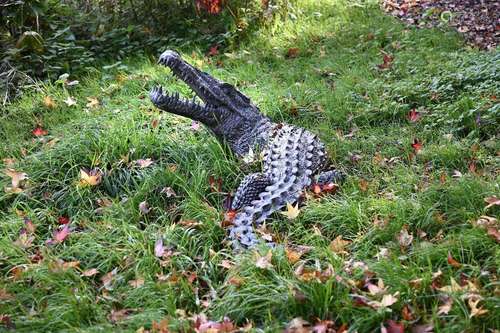 A LARGE BRONZE GARDEN SCULPTURE OF A CROCODILE, MODERN