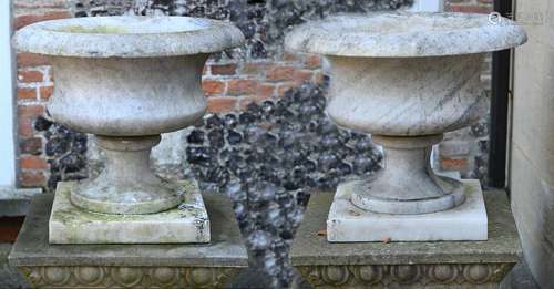 A PAIR OF MARBLE URNS, LATE 19TH/20TH CENTURY