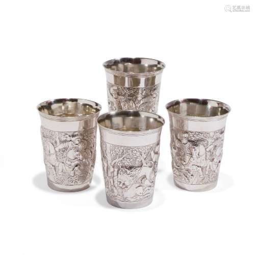 Quattro bicchieri in argento sbalzato, Germania XIX secolo