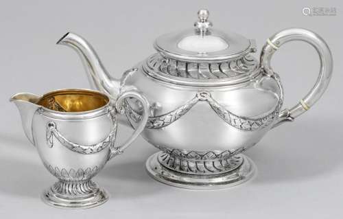 Teekanne und Cremiere im Louis XVI-Stil