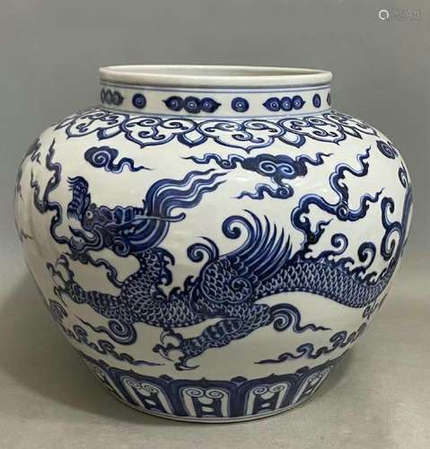 Blue and white dragon jar