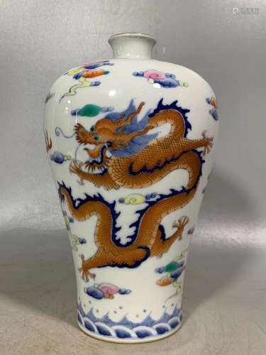 Doucai alum red dragon pattern bottle