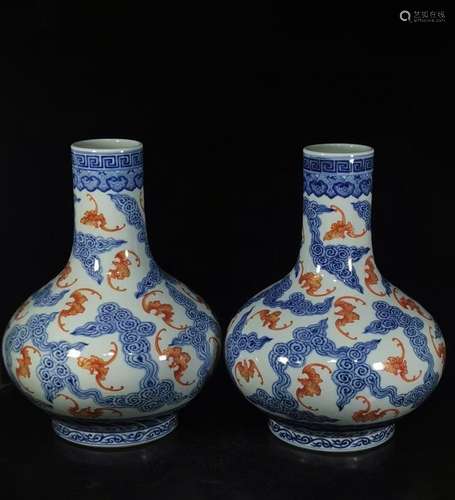 Blue and white rocky red bat pattern radish vase