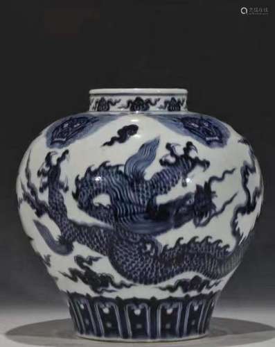 Blue and white dragon jar