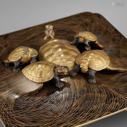 A VERY RARE GOLD LACQUER TABLE-FORM ORNAMENT DEPICTING MINOG...