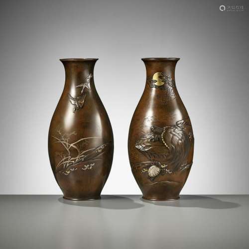 CHOMIN: A SUPERB PAIR OF INLAID BRONZE VASES WITH MINOGAME A...