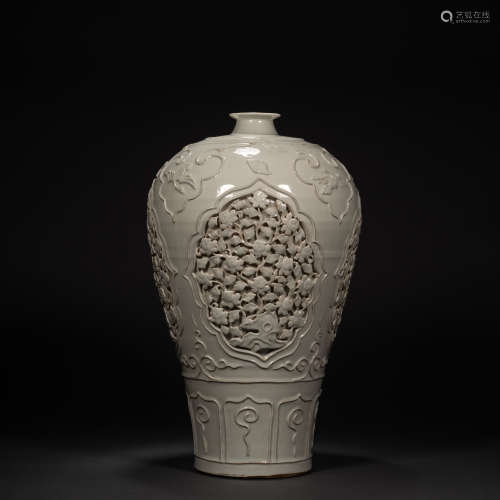 Yuan egg white glaze window pinched plum vase