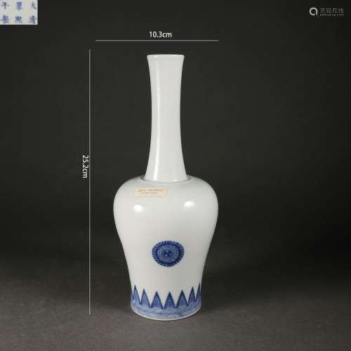 Blue and White Mallet-Form Vase