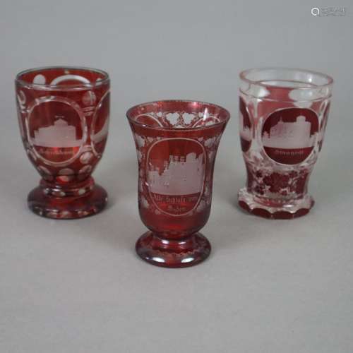 Drei Glasbecher - um 1900, farbloses Glas, rot gebeizt, dive...