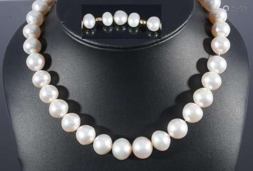 Schoeffel pearl necklace with 18K gold nuggets, Perlencollie...