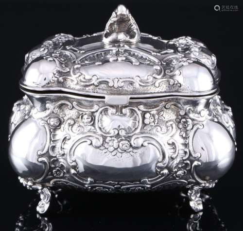800 silver lidded box with rose décor art nouveau, Silber Ju...