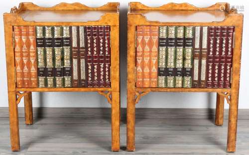 Pair of side tables with a book door front, England, Paar Be...