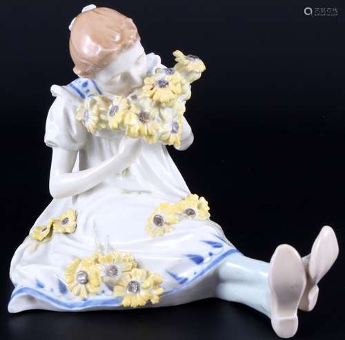 Meissen Hentschel girl with flower bouquet 1st choice, Mädch...