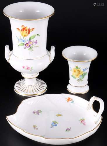 Meissen Strewn Flowers 2 vases and confectionery leaf, Vasen...