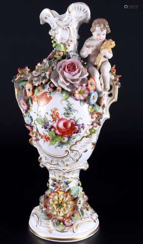 Dresden potpourri vase with cherub , Potpourri Vase mit Putt...